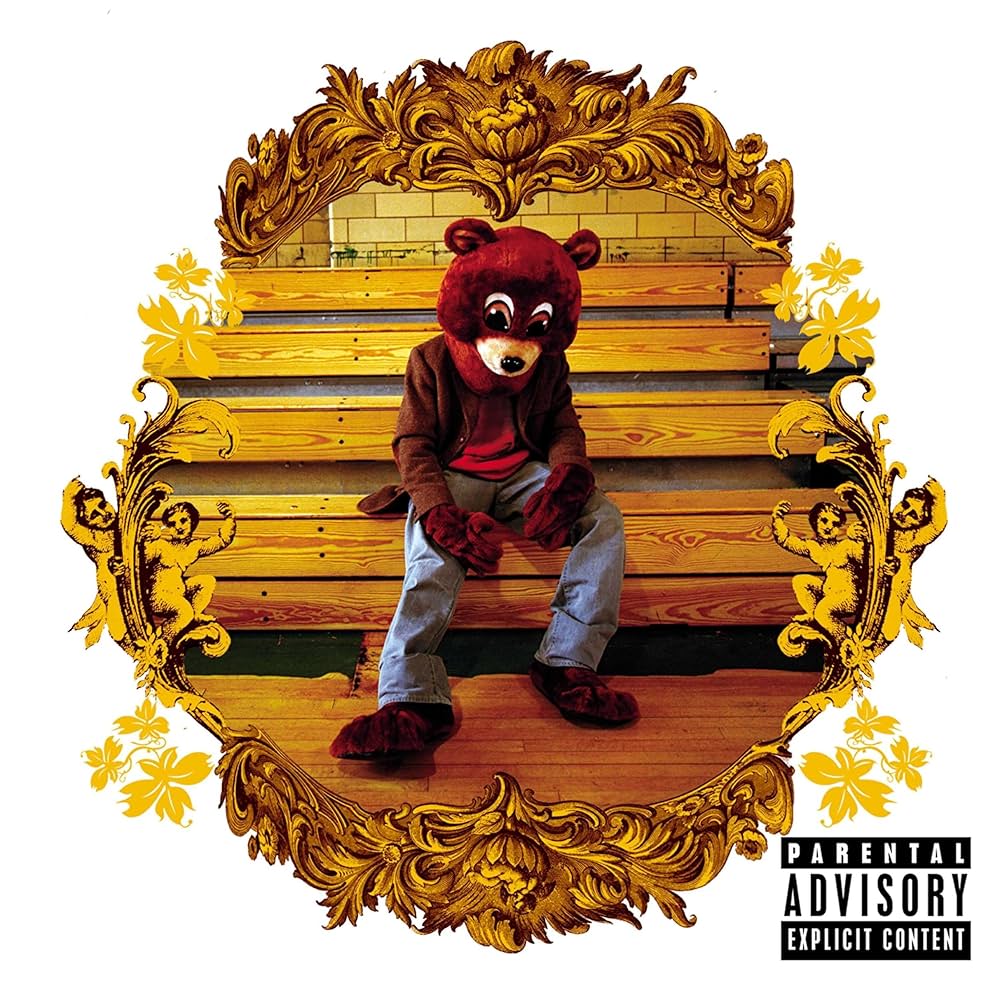 Capa do Álbum The College Dropout do Kanye West, que é descrita como um humano fantaseado de mascote escolar caracterizado por um urso sentado numa arquibancada.